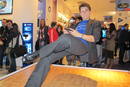 El estreno de PS Vita en Espa&ntilde;a estuvo amenizado con diferentes shows, como el de este mago que parece levitar mientras juega con la &uacute;ltima port&aacute;til de Sony