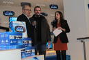 James Armstrong, vicepresidente europeo y consejero para Espa&ntilde;a y Portugal de Sony hace entrega de la primera PS Vita en la tienda del gigante japon&eacute;s en Madrid.
