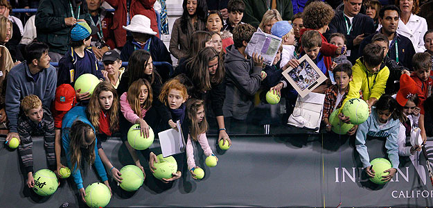 Un grupo de aficionados, a la espera de un aut&oacute;grafo de sus &iacute;dolos en Indian Wells.
