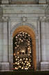 La Puerta de Alcal&aacute;, iluminada como un Nacimiento