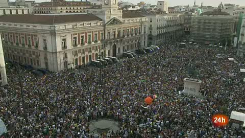 Ver v&iacute;deo  'La Puerta del Sol, abarrotada en el primer aniversario del 15M'