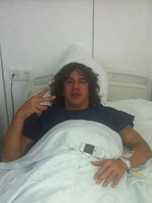 Puyol, tras ser operado de su rodilla derecha.