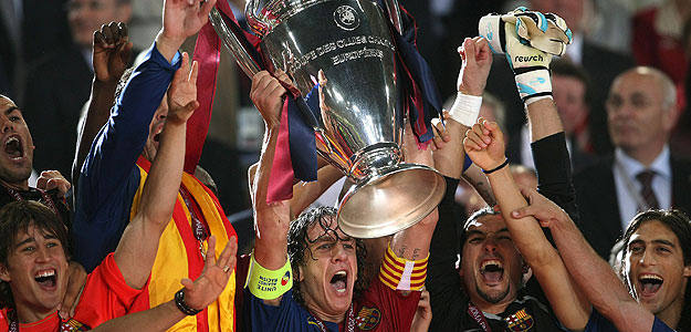 Puyol, capit&aacute;n del Barcelona, levanta la Copa de Europa tras vencer al Manchester.