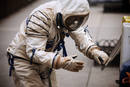 Vestida con un traje de astronauta, camina perdida por Nueva York. Es Alicia Framis, una artista barcelonesa que presenta entre el 3 y el 17 de noviembre de su nueva instalaci&oacute;n Lost Astronaut en la ciudad de los rascacielos