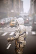 En su vagar por las calles de Nueva York con su traje espacial podr&aacute; interactuar con los transeuntes.