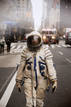 La artista emplea la parodia para presentar a una mujer astronauta que se desplaza por diferentes espacios de la ciudad de Nueva York exhibiendo su frustraci&oacute;n por no haber sido elegida para viajar a la luna.