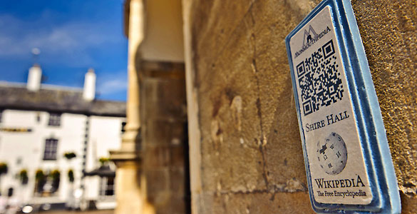 Una de las placas del proyecto 'Monmoutpedia' que inundan las calles del pueblo galés Una de las placas del proyecto 'Monmoutpedia' que inundan las calles del pueblo galés