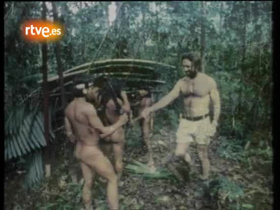De la Quadra-Salcedo con los indios huaoranis (aucas) en 1977