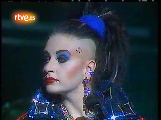 Alaska y Dinarama interpretan 'A qui&eacute;n le importa' (1986)