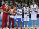 De izquierda a derecha, el alero ruso Andr&eacute;i Kirilenko, el base de Macedonia Bo McCalebb, el base de Francia Tony Parker, el alero de Espa&ntilde;a Juan Carlos Navarro y el p&iacute;vot espa&ntilde;ol Pau Gasol, posan tras recibir el trofeo que les acredita como quinteto