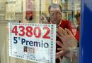 rancisco Javier Cazorla Garc&iacute;a, due&ntilde;o de la administraci&oacute;n n&uacute;mero quince de Ja&eacute;n, situada en la calle Doctor Eduardo Garc&iacute;a Trevi&ntilde;o L&oacute;pez, muestra el n&uacute;mero 43.802 premiado con un quinto premio