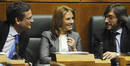 El presidente del PP vasco, Antonio Basagoiti, charla en el Parlamento con el secretario general de los populares vascos, I&ntilde;aki Oyarz&aacute;bal, y la reci&eacute;n elegida presidenta del Parlamento vasco, Arantza Quiroga.
