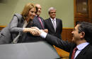 El lehendakari vasco, Patxi L&oacute;pez, felicita a la nueva presidenta del Parlamento vasco, Arantza Quiroga.