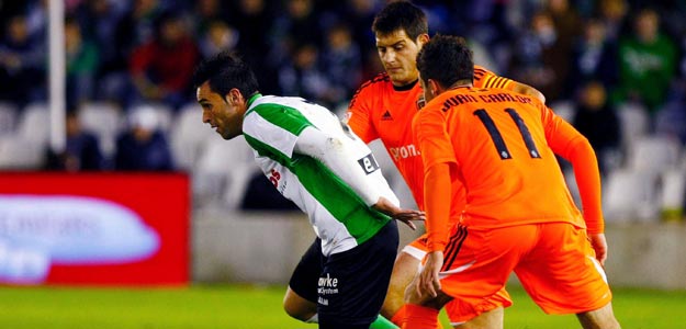 El delantero del Racing, Manuel Arana (i), controla el bal&oacute;n ante los jugadores del Real Zaragoza