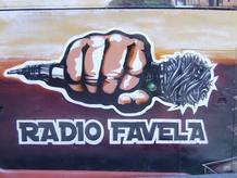 Radio Favela naci&oacute; en una habitaci&oacute;n con transmisores de frecuencia ilegales