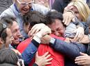 Rafa abrazado a su padre Sebasti&aacute;n Nadal tras conseguir su s&eacute;ptimo Roland Garros, und&eacute;cimo Grand Slam