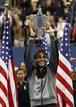 Rafa Nadal levanta el trofeo de campe&oacute;n del US Open, el noveno grande de su carrera tras una heroica final ante Novak Djokovic.
