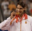 Rafa Nadal muerde su primera medalla ol&iacute;mpica conseguida en los pasados Juegos de Pek&iacute;n.