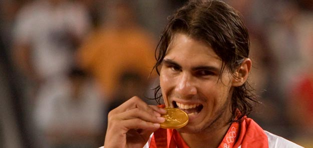 Rafa Nadal muerde su primera medalla ol&iacute;mpica conseguida en los pasados Juegos de Pek&iacute;n.