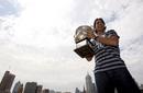 Rafa Nadal posa con su trofeo del Abierto de Australia en Melbourne. Es el sexto Grand Slam de la mete&oacute;rica carrera del n&uacute;mero uno.