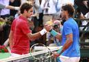 Rafa Nadal saluda a Roger Federer tras ganarle en la final de Roland Garros.