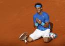 Rafa Nadal se tira al suelo cuando consiguel el punto ganador de su sexto Roland Garros ante Roger Federer.