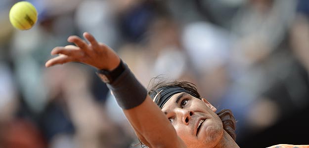 Rafa Nadal sirve en el partido ante el checo Tomas Berdych, de cuartos de final del Masters 1000 de Roma.