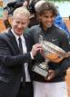 Rafa Nadal con su s&eacute;ptima copa de los mosqueteros junto a John McEnroe, extenista estadounidense