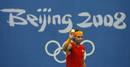El tenista espa&ntilde;ol Rafael Nadal se prepara para sacar ante el ruso Igor Andree.
