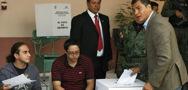 RAFAEL CORREA VOTA EN LAS ELECCIONES GENERALES EN ECUADOR
