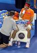 Nadal necesit&oacute; a sistencia m&eacute;dica al final del segundo set. El mallorqu&iacute;n sinti&oacute; molestias en su maltrecha rodilla derecha.