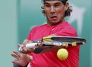 Rafael Nadal devuelve la bola a Djokovic que intenta resistir todo lo que puede ante el vendaval que est&aacute; suponiendo el espa&ntilde;ol.