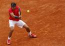 Rafael Nadal devuelve la pelota a Djokovic en la reanudaci&oacute;n de la final de Roland Garros 2012.