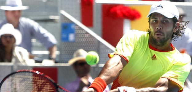 El tenista español Fernándo Verdasco golpea la pelota de revés en el partido ante su compatriota Rafael Nadal El tenista español Fernándo Verdasco golpea la pelota de revés en el partido ante su compatriota Rafael Nadal
