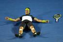 Como en Wimbledon, Nadal se tir&oacute; al suelo despu&eacute;s de batir a Federer en otro &eacute;pico encuentro, que se resolvi&oacute; en cinco sets y m&aacute;s de cuatro horas de vibrante encuentro