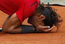 Rafael Nadal llora sobre la tierra rojiza de Par&iacute;s tras ganar el &uacute;ltimo punto a Novak Djokovic y lograr as&iacute; su s&eacute;ptimo Roland Garros.