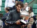 Rafael Nadal muerde una de las asas de su s&eacute;ptimo Roland Garros. Es algo que solo ha podido hacer &eacute;l en toda la historia.