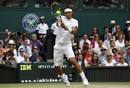Rafael Nadal devuelve una pelota a Djokovic con su rev&eacute;s