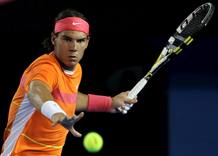 El tenista espa&ntilde;ol Rafael Nadal devuelve la bola al australiano Peter Luczak durante el partido de primera ronda del Abierto de Australia de tenis.