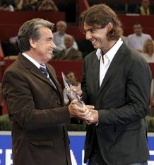 Nadal recibe de manos del director del Masters, Manolo Santana, el trofeo de número uno de la ATP. Nadal recibe de manos del director del Masters, Manolo Santana, el trofeo de número uno de la ATP.