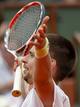 El tenista sueco Robin Soderling levanta los brazos tras ganar por 6-2, 6-7 (2), 6-4 y 7-6 (2) al espa&ntilde;ol Rafael Nadal.
