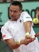 Soderling golpea una bola durante su partido frente al espa&ntilde;ol Rafael Nadal.