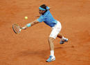 Rafael Nadal se estira para responder la bola al suizo Roger Federer en la final del torneo de Roland Garros en Par&iacute;s.