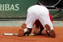 Rafael Nadal se tira al suelo tras ganar el partido ante Djokovic y lograr as&iacute; su s&eacute;ptimo Roland Garros.