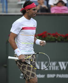 El tenista espa&ntilde;ol Rafael Nadal reacciona tras ganar un punto ante el alem&aacute;n Rainer Schuettler.