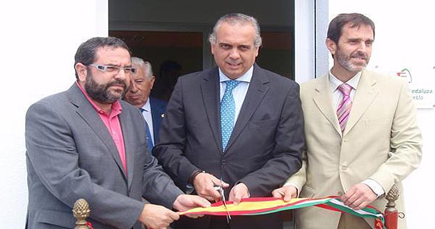 Rafael Rojano (izda.), junto al Presidente de la Federaci&oacute;n Espa&ntilde;ola de Baloncesto, Jos&eacute; Luis S&aacute;ez.