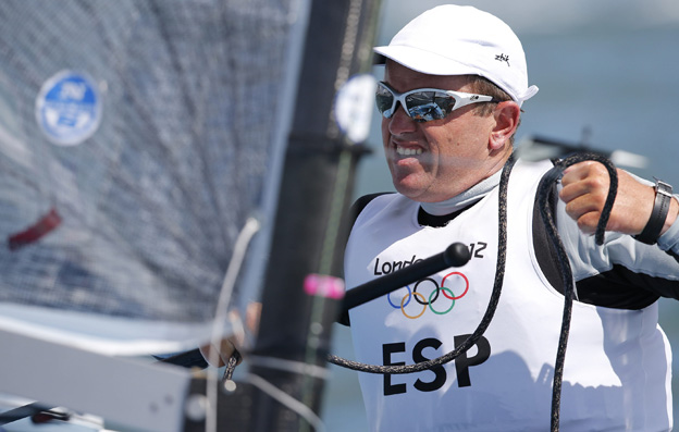 Rafael Trujillo cruza la meta en la final de la clase Finn de vela en Weymouth Rafael Trujillo cruza la meta en la final de la clase Finn de vela en Weymouth