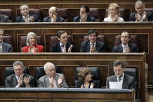 Rajoy es aplaudido por su grupo tras su intervenci&oacute;n en el Congreso