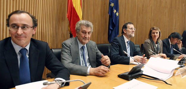 Rajoy avanza un d&eacute;ficit superior al 8% y 5,3 millones de parados