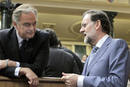 El l&iacute;der del PP, Mariano Rajoy charla con el vicesecretario de Comunicaci&oacute;n del partido, Esteban Gonz&aacute;lez Pons.